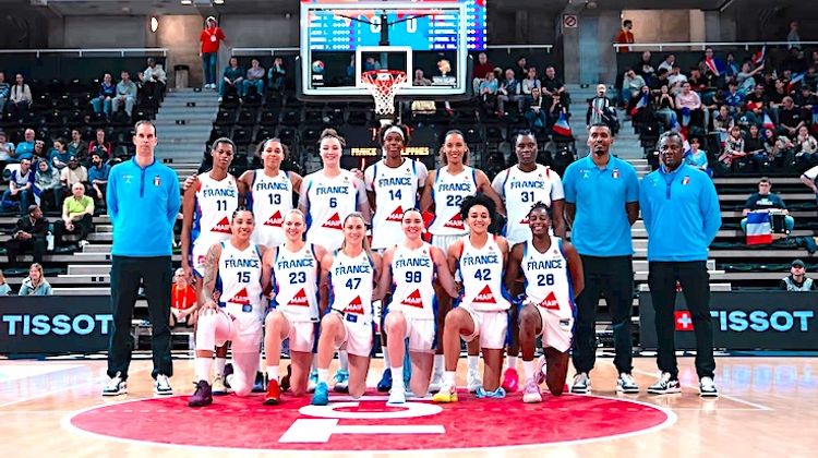 BALLE ORANGE – Les Landaises Marine Fauthoux et Camille Droguet avec les Bleues